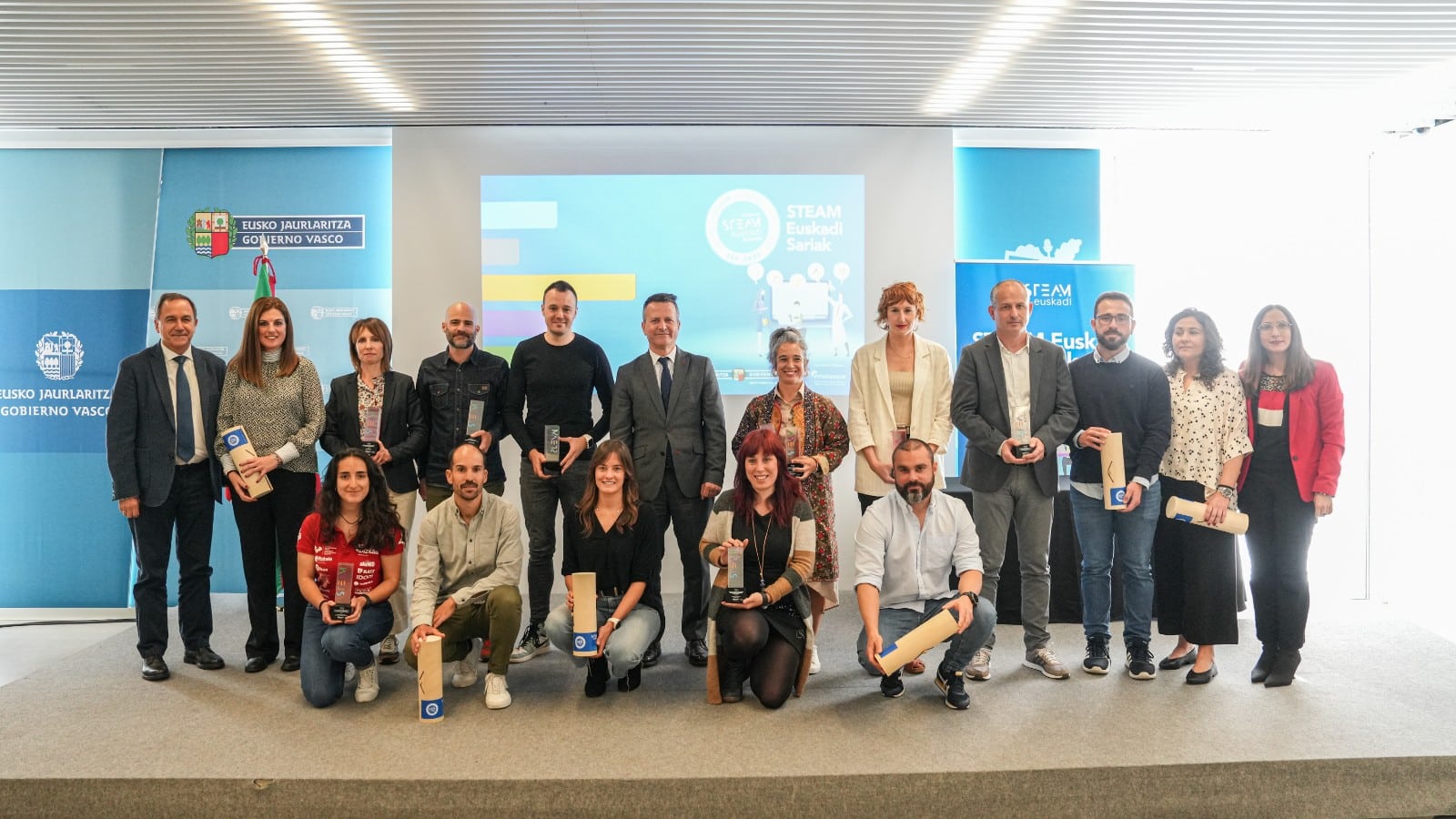 Voluntarias de la Fundación Sener recogen el diploma de finalista en los Premios STEAM Euskadi Sariak