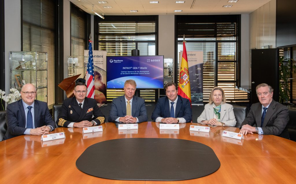Firma del contrato para desarrollar la sección de control electromecánica del misil Patriot® GEM-T en las instalaciones de Sener en Tres Cantos.. 